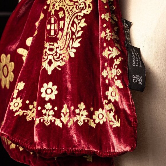 The Met "Royal Crest" Velvet Scarf Exclusively For The Met Gallery Museum - Picture 4 of 7